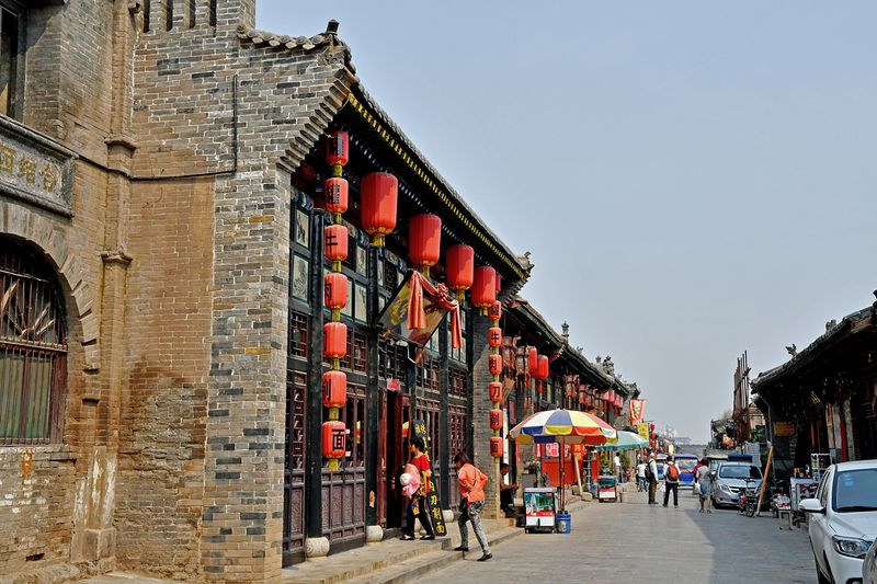 14_There're also a lot of restaurants to accomodate the tourists.jpg