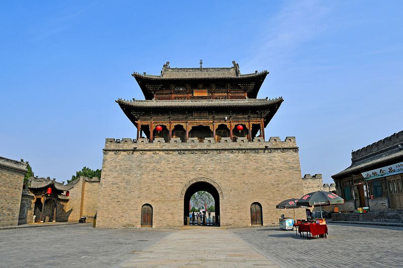 03_The gate tower seen from the inside in the sunlight.jpg