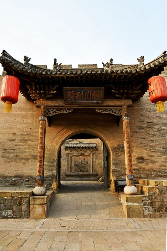 16_There're always verses on both pillars at the entrance.jpg