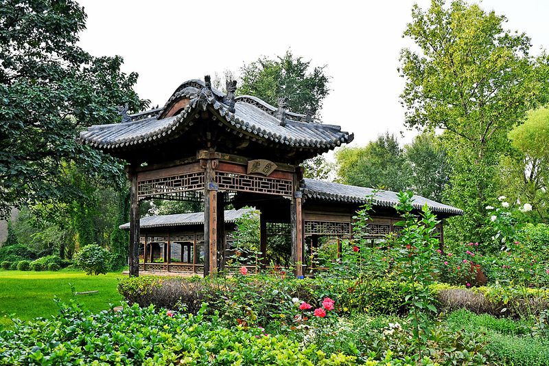 22_Passing by one more big garden before exiting.jpg
