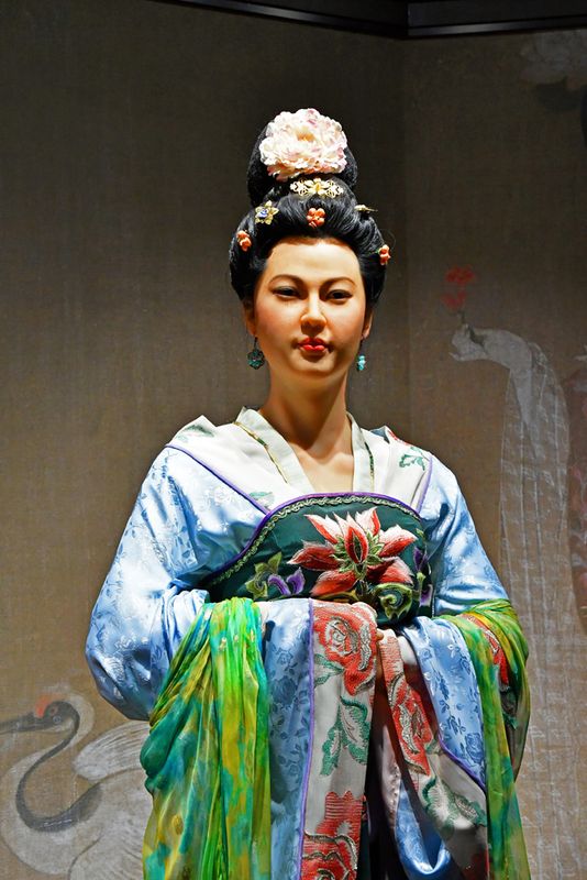 18_Lades' hairdo and Hanfu from the Tang Dynasty.jpg