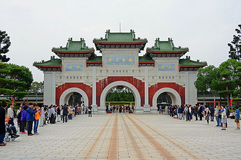 01_Taipei, tourists waiting for the Changing of Guards.jpg