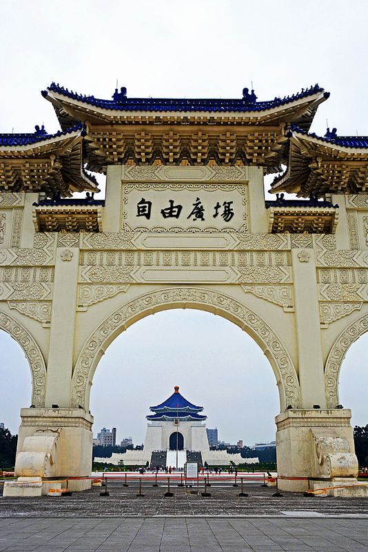 10_The most important landmark on the other side of the square.jpg