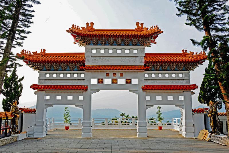 60_Xuanzang Temple front gate seen from the inside.jpg