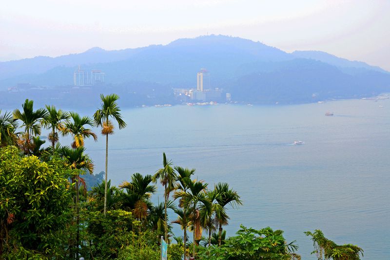 63_Sun Moon Lake in the mist.jpg 迷霧中的日月潭
