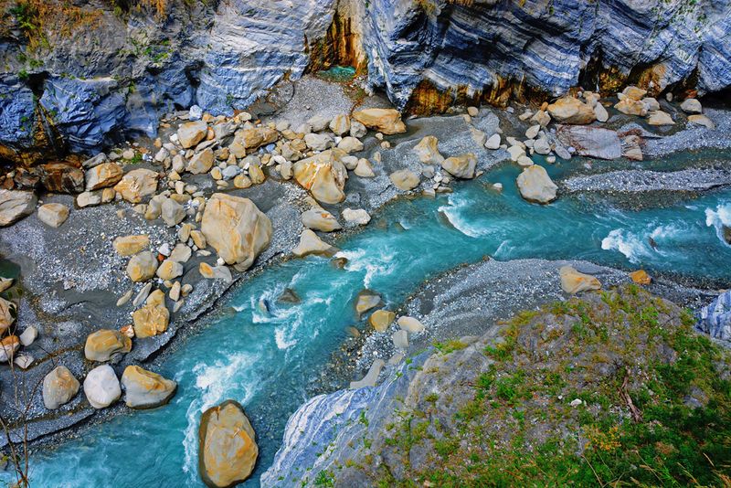 92_High mountains and deep gorges everywhere.jpg