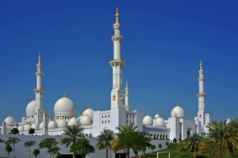 02_A minaret of 107 meters tall at each corner.jpg
