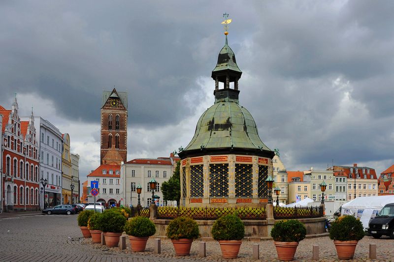 Wismar_01_Water well in Market Square.jpg
