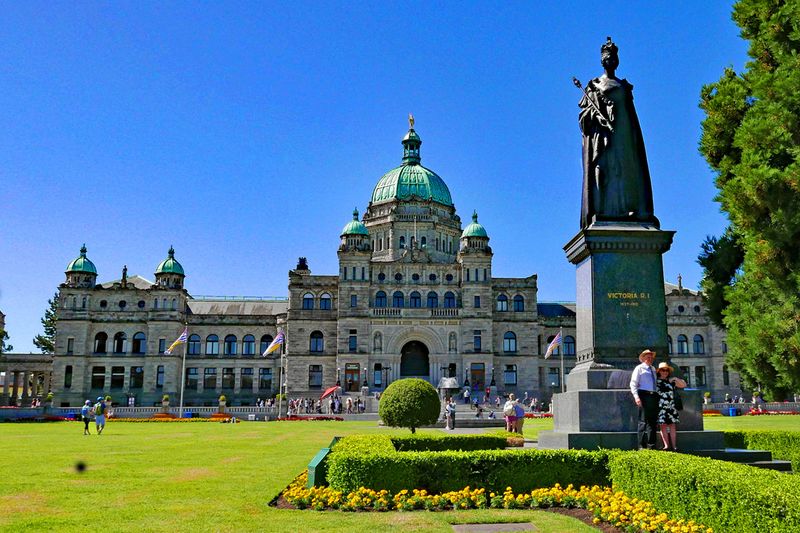 09_Queen Victoria Statue & BC Parliament Buildings.jpg