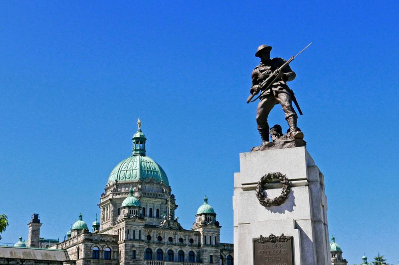 10_War Memorial to the Unknown Soldier & Parliament Dome.jpg