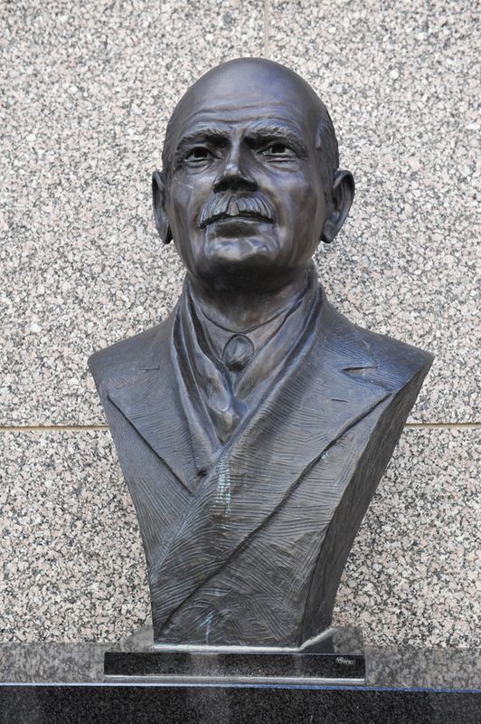 02_Sculptor Gutzon Borglum..jpg
