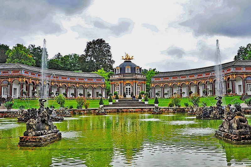 16_Hermitage Park New Palace and the Large Pond.jpg