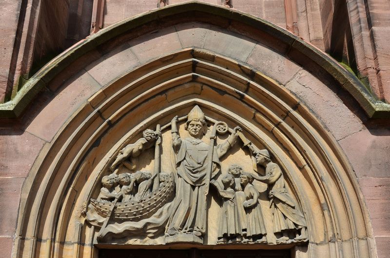 17_Sculpture above the portal.jpg