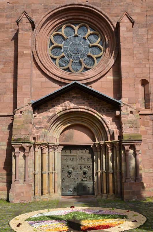 29_Rose window and entrance.jpg