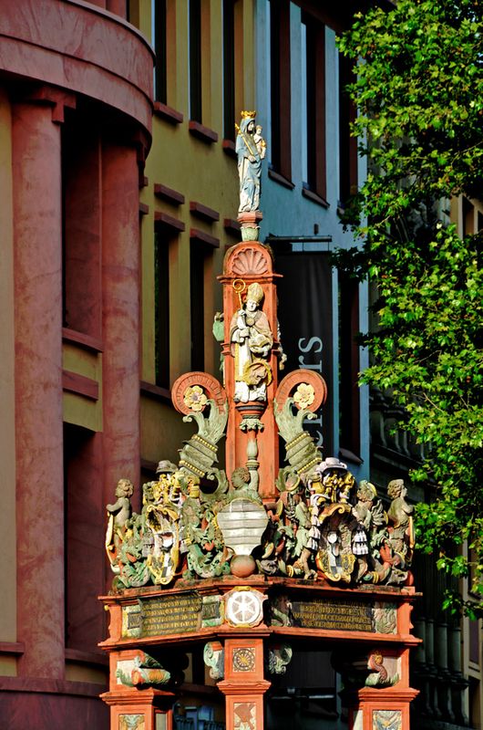 09_Fountain top renaissance design.jpg