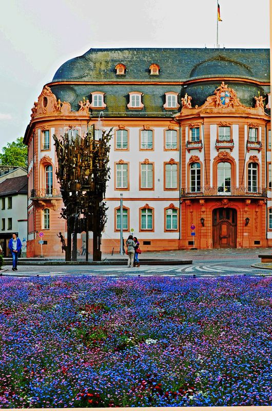 23_Carnival Fountain & Osteiner Hof.jpg