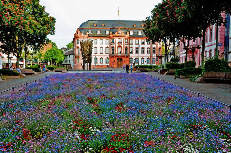 24_Schiller Square & Schiller Park.jpg