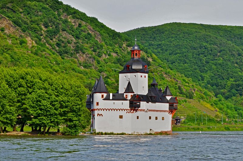 24_Pfalzgrafenstein seen from the other side of Rhine.jpg