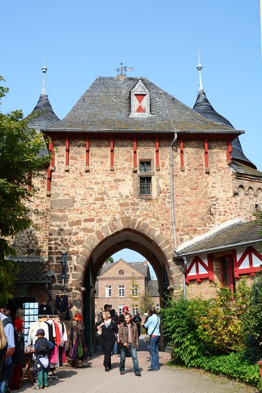 41_Tourists coming to the castle event.jpg