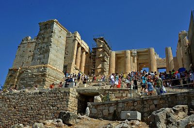 17_Crowds entering the Propylaea.jpg