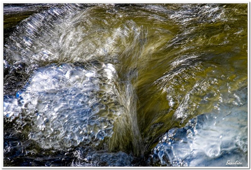 Jeux d'eau et de pierres                     Playing with water and stones