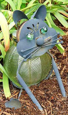 Cat sculpture.
