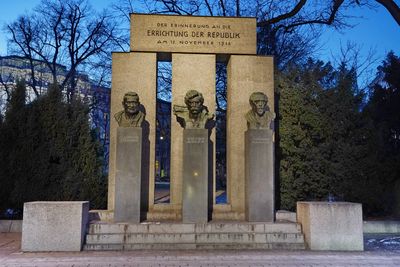 Denkmal vor dem Parlament: Errichtung der Republik 1918