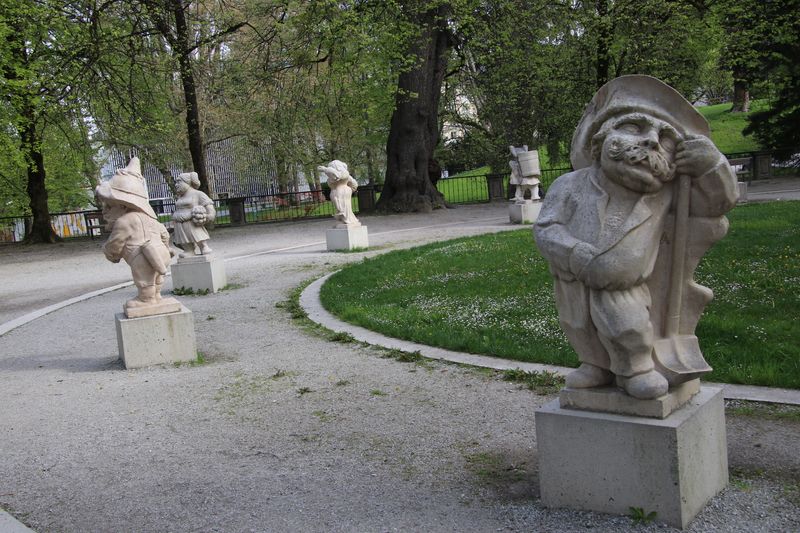 Les nains dans le parc du chteau Mirabell - The Dwarves of Mirabell Castel