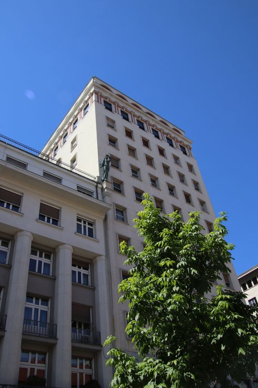 Construit en 1933 Neboticnik avec ses 13 tages et ses 70,35m de haut fut le plus grand building des Balkans et le 9me dEurope