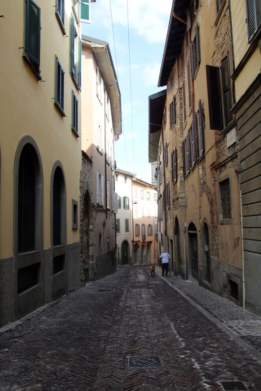 On voyage dans le temps dans cette vieille rue troite o rien ne semble avoir chang!