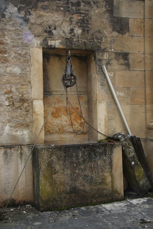 Puits du chteau de Gy (Haute-Sane) - An old well in the castle of Gy