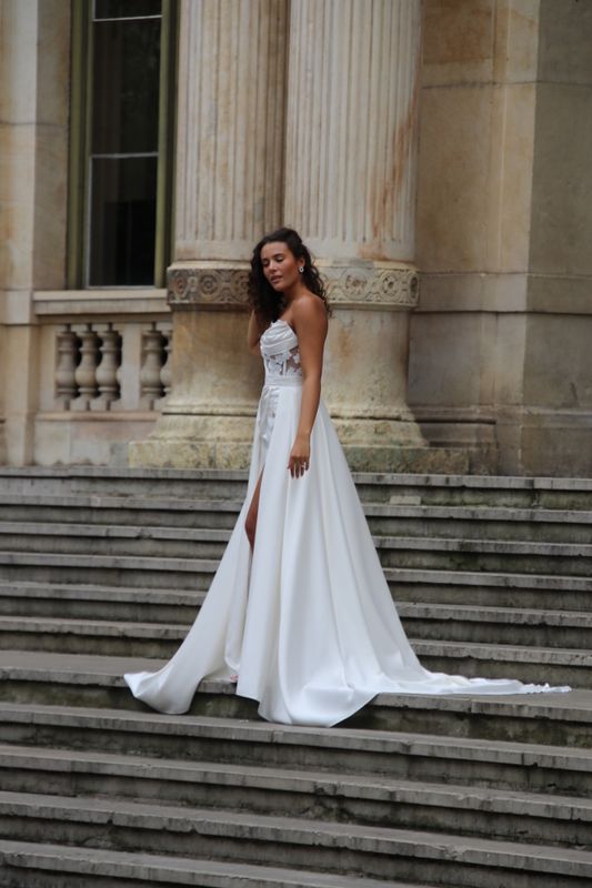 An attractive and lovely woman on the steps of the Palais de la Bourse