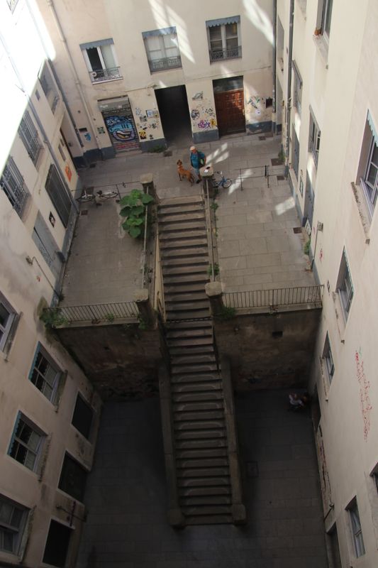 La cour des Voraces fut le thtre de linsurection des Canuts  luttant pour leur salaire leur condition de vie et leur dignit