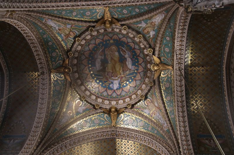 Lintrieur de cette basilique est un joyau dlgance et de raffinement!