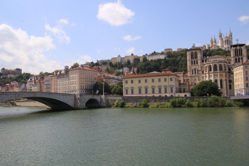 La Sane, lglise Saint Jean-Baptiste sur les quais et la Basilique Notre Dame de Fourvires sur la colline 