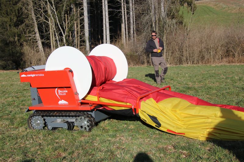 Une machine robotise, gre par tlcommande, assure lenroulage de la toile. 