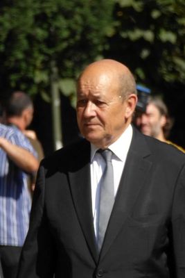 Assistaient  cette crmonie notre ministre de la Dfense Mr Jean-Yves Le Drian et son homologue roumain Mihnea Motoc