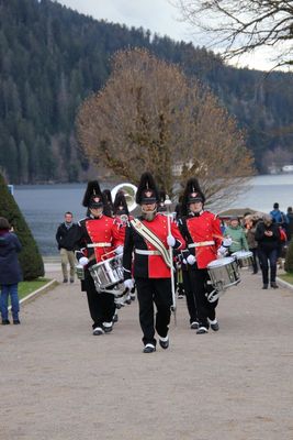 Des fanfares européennes animent la fête en musique.