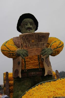 En l'honneur du comédien et humoriste Vanony, un char à son effigie magnifiquement bien réussi!!