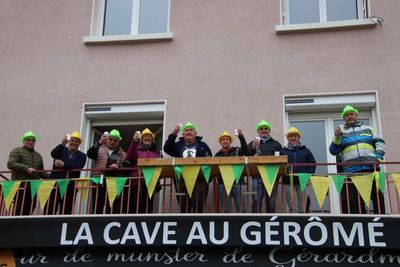 Nous trinquons tous à votre santé! Cheers!