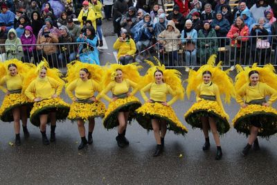 De belles et gracieuses danseuses de jonquilles toutes vtuesLovely and graceful women in daffodils skirts