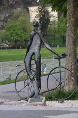 On the right river bank of the Marko-Feingold-Steg bridge, Lotte Ranfts Cyclist enchants all visitors of Salzburg. 