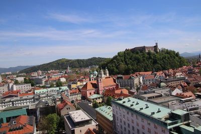 Au sommet de Neboticnik, la terrasse d'un caf offre une vue imprenable sur Ljubljana