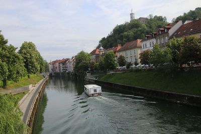 La rivire Ljubljanica traverse le coeur de la ville et nous enchante de ses paysages bucoliques.