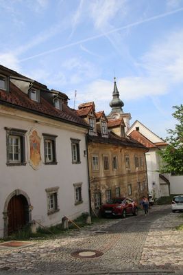 The climb to the castle on foot is very pleasant through these pretty streets full of charm