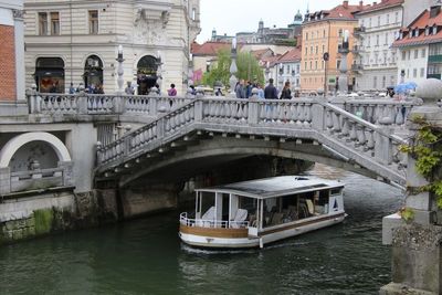Orn de jolies balustres et de belles colonnes, ce triple pont a un air un tantinet vnitien