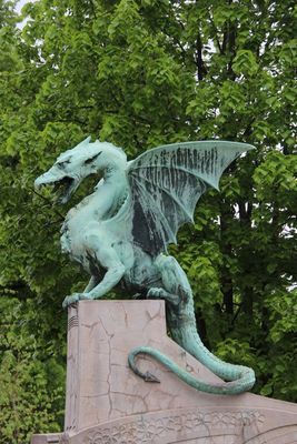 Autre emblme de la ville, le dragon et son clbre pont.