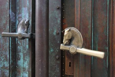 Ljubljana : I like a lot these pretty door handles.