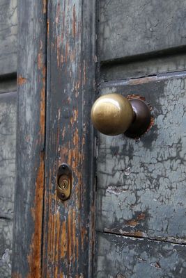 Le pommeau de porte brille tellement que l'on voit les reflets de la maison d'en face!