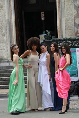 Merci Mesdemoiselles pour ces photos improvises! thank you ladies for these improvised photos and for your pretty smiles!